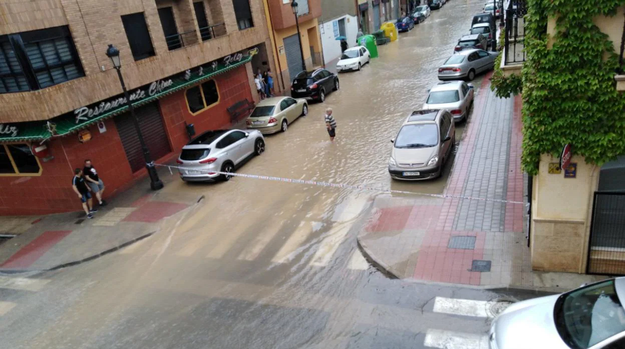 Foto difundia en las redes sociales de una calle anegada en Cheste (Valencia)