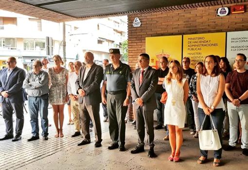 Imagen del minuto de silencio frente a la sede de la Delegación del Gobierno en Valencia