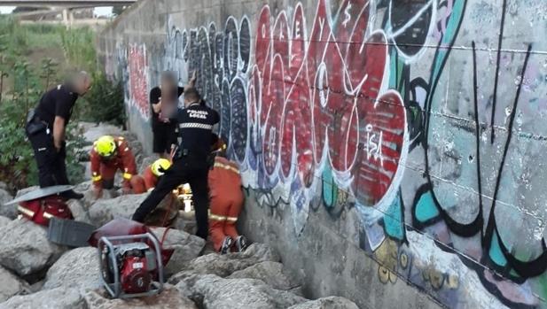 Una menor se queda encajada entre dos rocas de gran tonelaje cuando se hacía selfis en el cauce del Turia