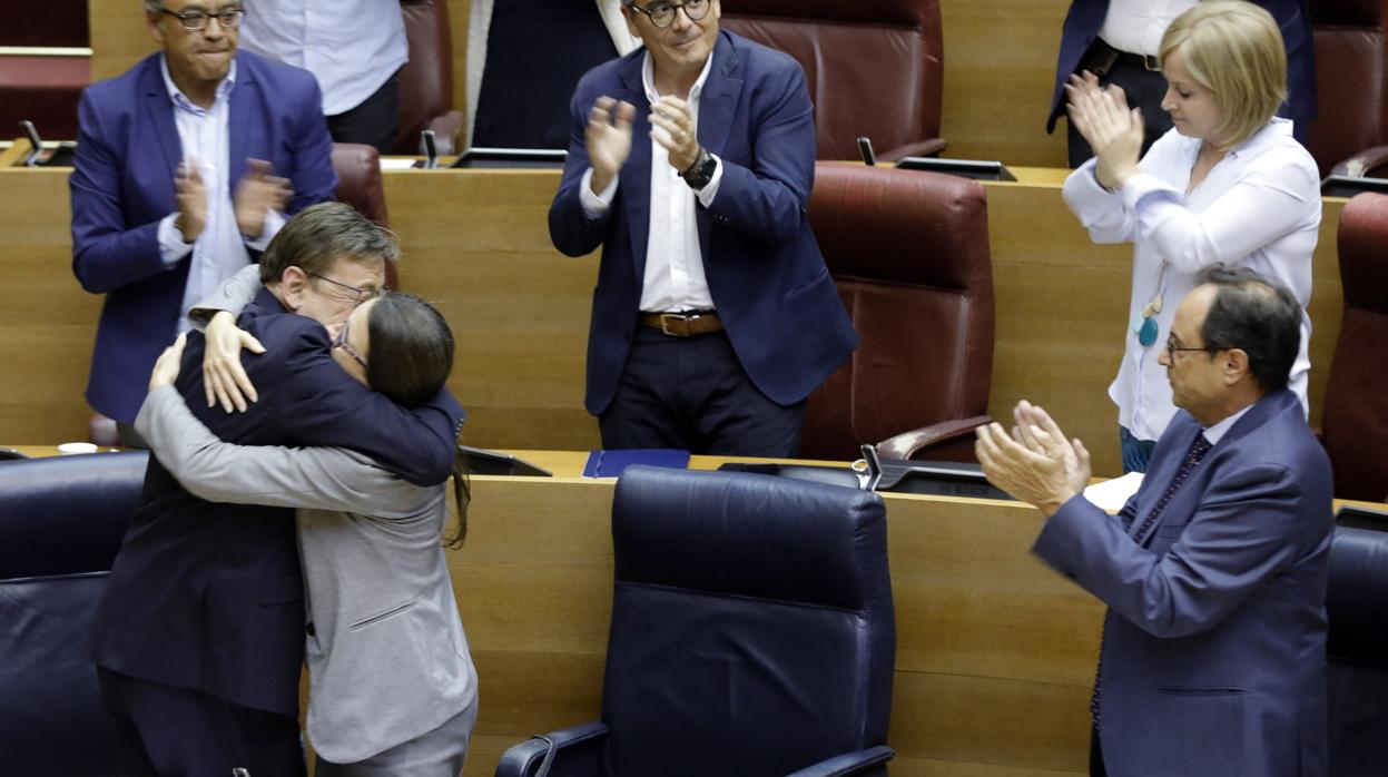 Puig y Oltra se funden en un abrazo durante el debate
