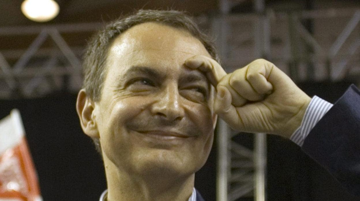 Zapatero sonríe haciendo la famosa «ceja» en un mitín de 2008