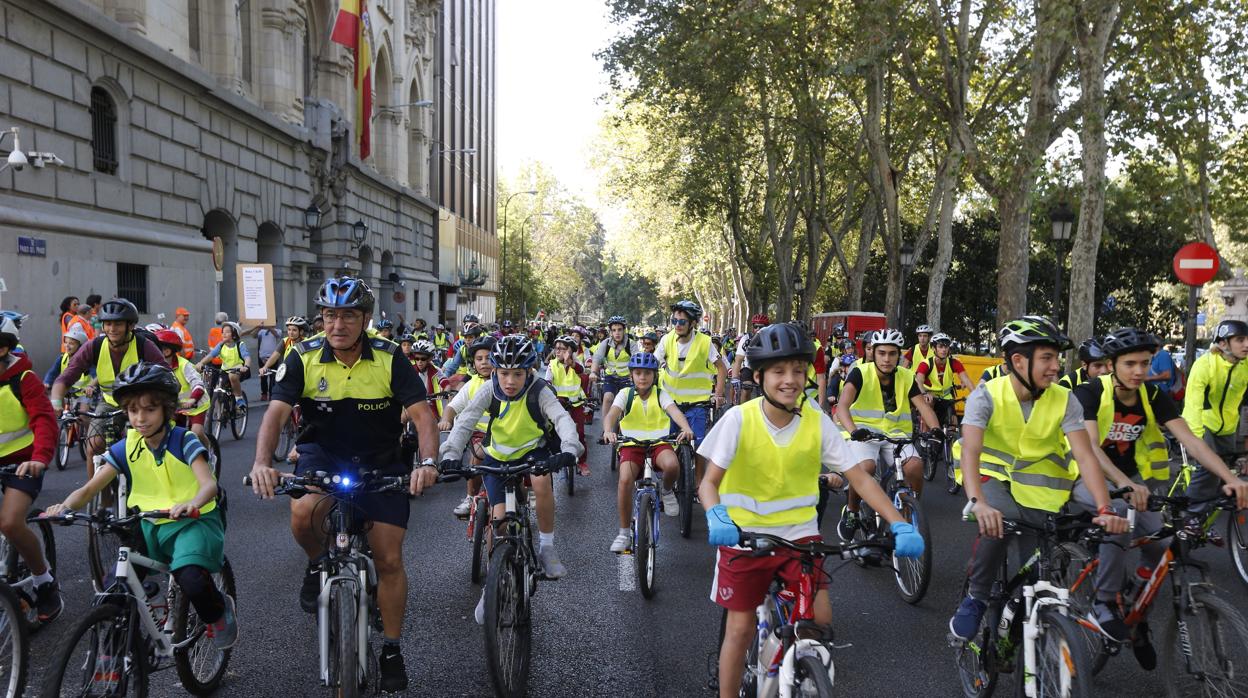 Escolares del proyecto stars recorren el paseo del Prado en el Día Sin Coches del año pasado