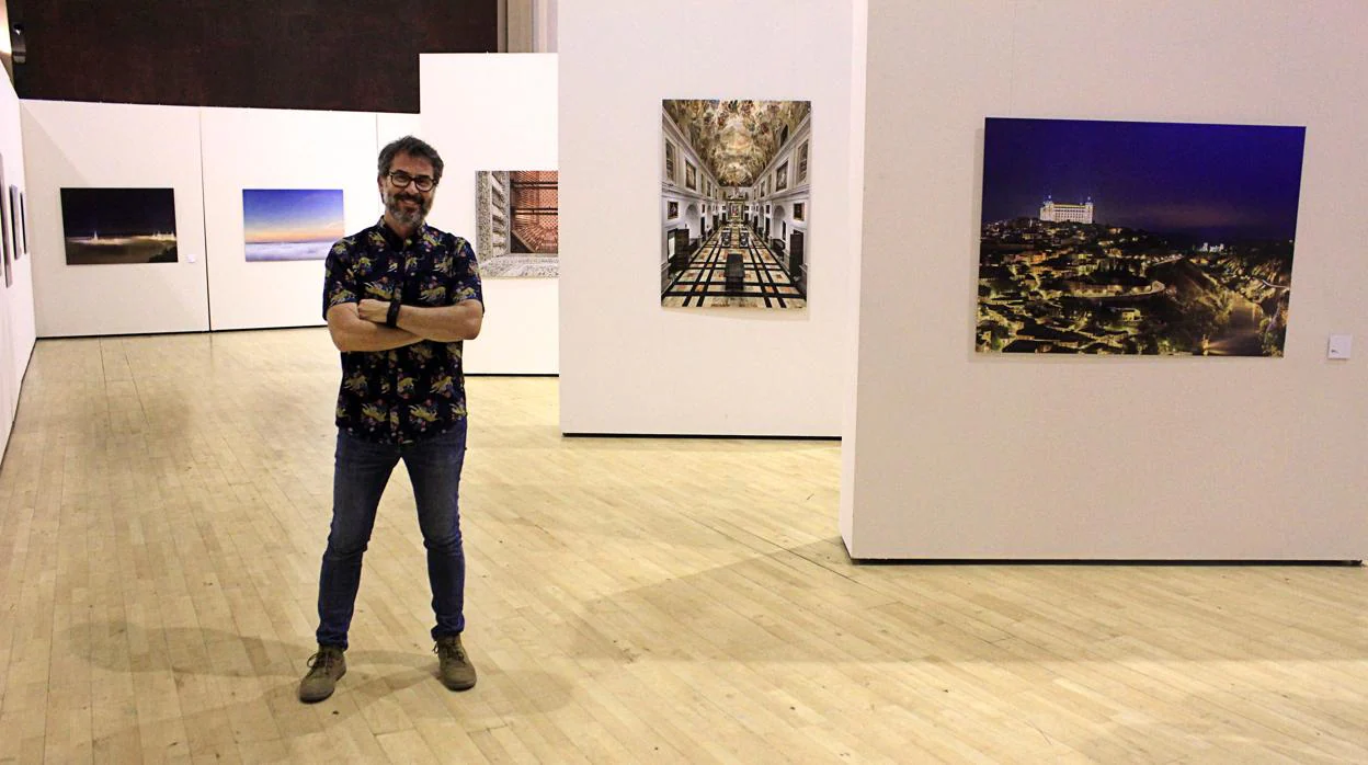 David Blázquez, el día de la inauguración de su exposición «Fotografías de Toledo»