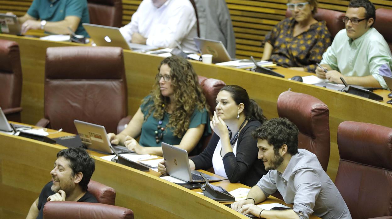 Diputados de Podemos, durante el debate del pasado martes