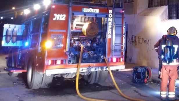 Un hombre sufre quemaduras en la mitad de su cuerpo en el incendio de su piso en Buñol