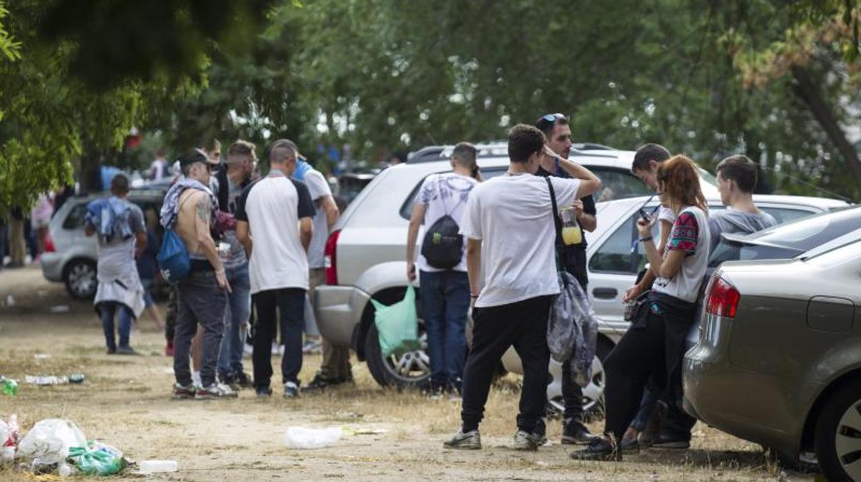 Jóvenes de botellón el pasado sábado con motivo del festival