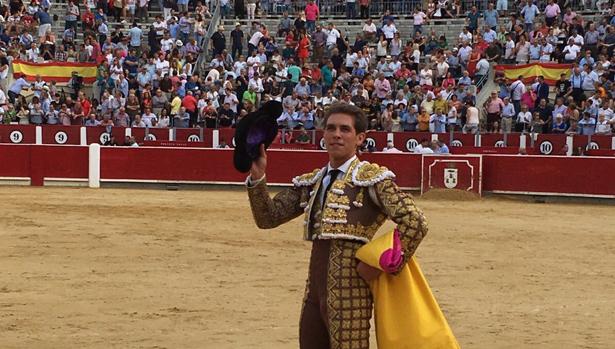 Tarde gris con los toros de Alcurrucén y seria lesión ocular de Paco Ureña