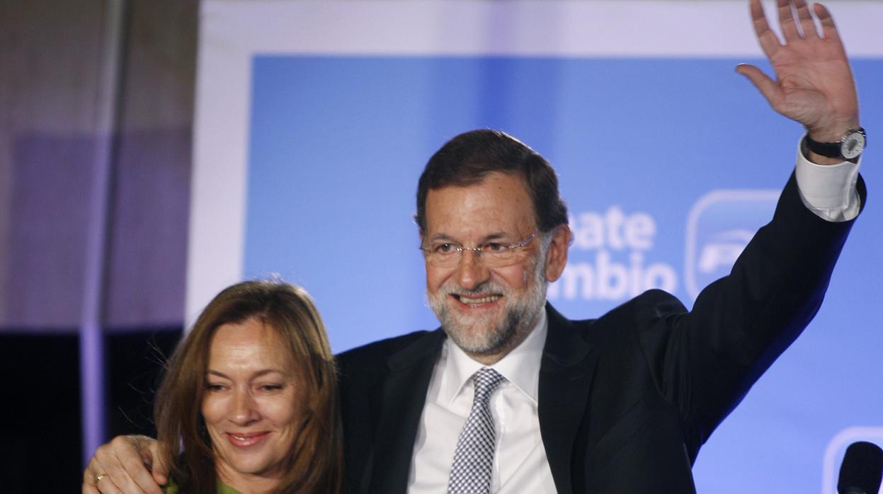 Rajoy, con su esposa Elvira Fernández, ras ganar las elecciones de 2011