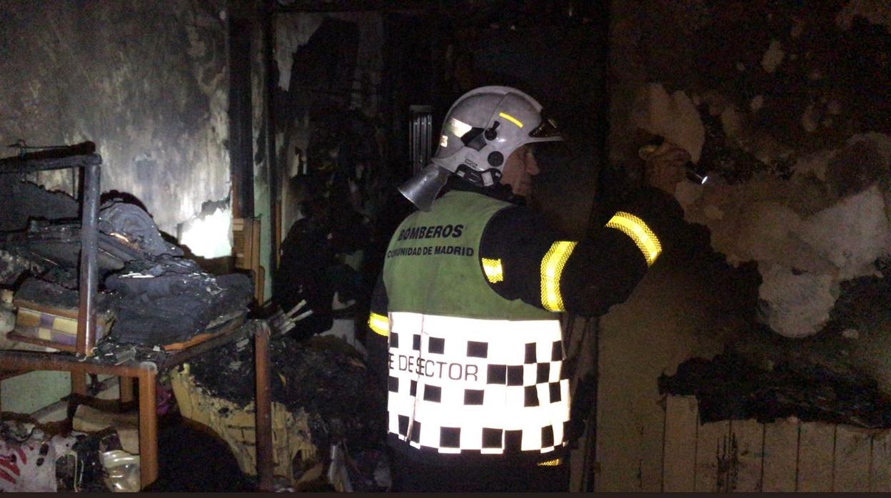 Un bombero inspecciona el lugar del incendio