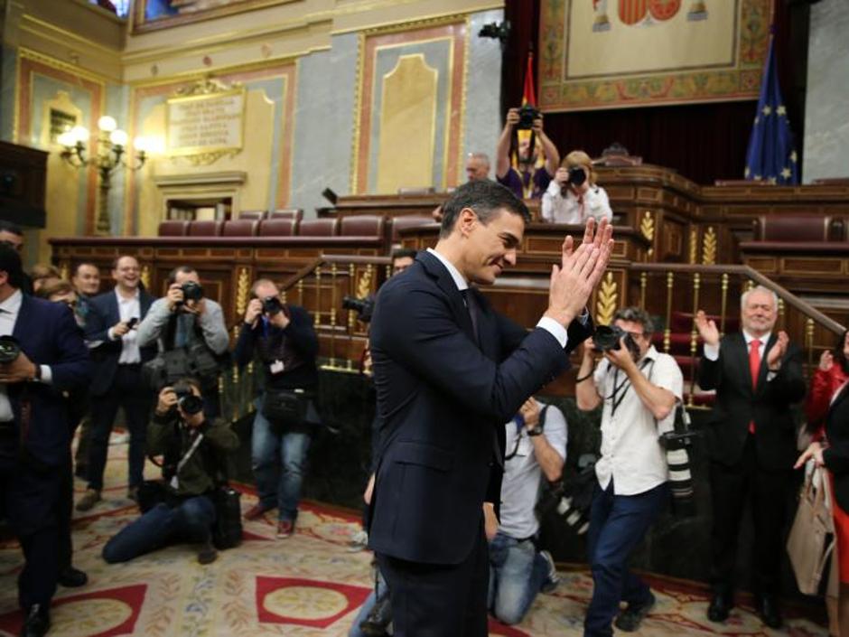 Sánchez, felicitado tras ser presidente por moción de censura