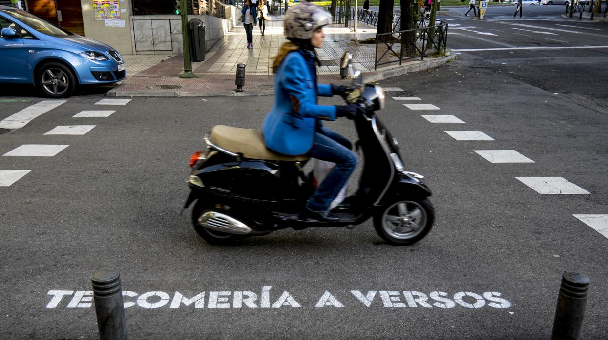 «Versos al paso»: poesía anónima a tus pies