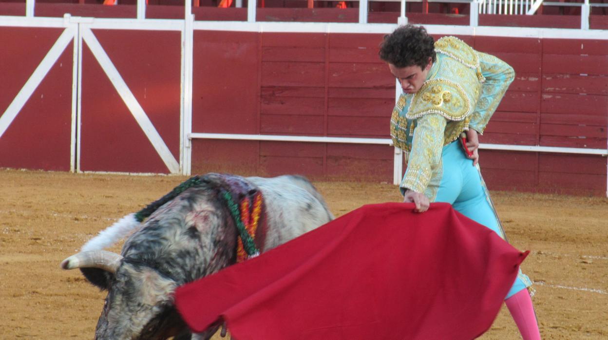 Víctor Hernández, toreando al jabonero que le tocó en suerte.