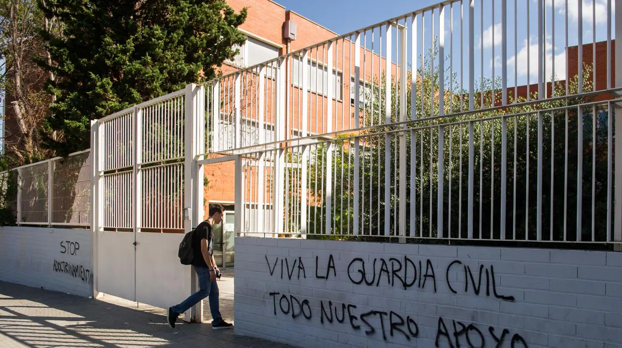 Pintadas en los muros del IES El Palau de Sant Andreu días después de las cargas policiales del 1 de octubre