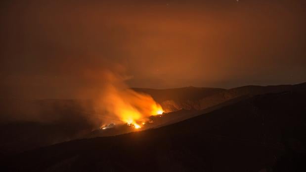 Ocho aviones y quince helicópteros desplazados a un fuego que amenaza un parque natural en Orense