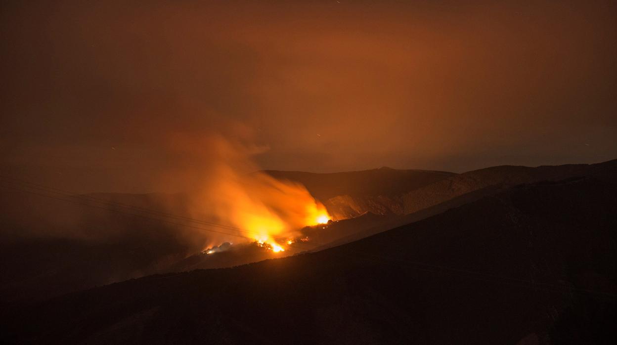 Vista nocturna del fuego que afecta al parque natural