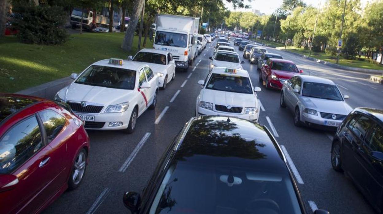 Tráfico en el Paseo del Prado, una de las vías que sufrirá cortes por el evento