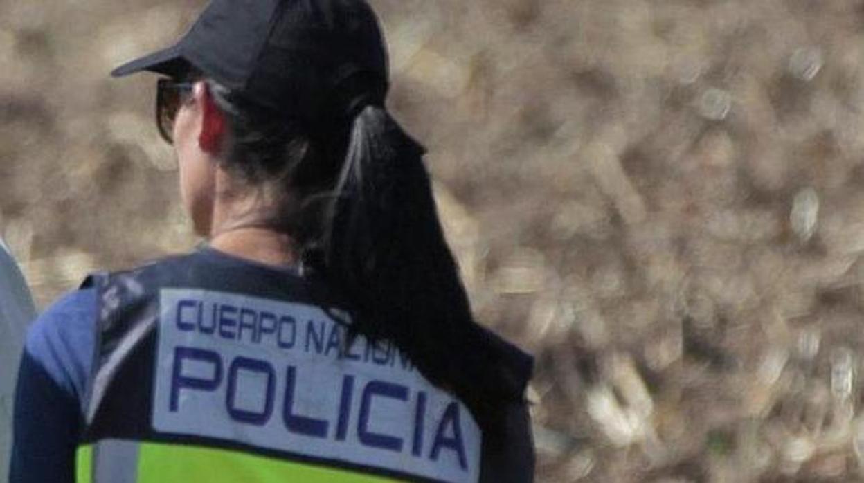 Una agente de Policía Nacional