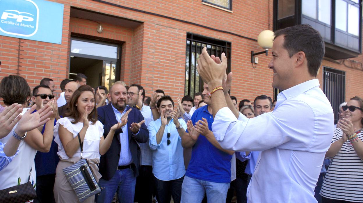 Carlos Velázquez es aclamado por militantes a las puertas de la sede del PP