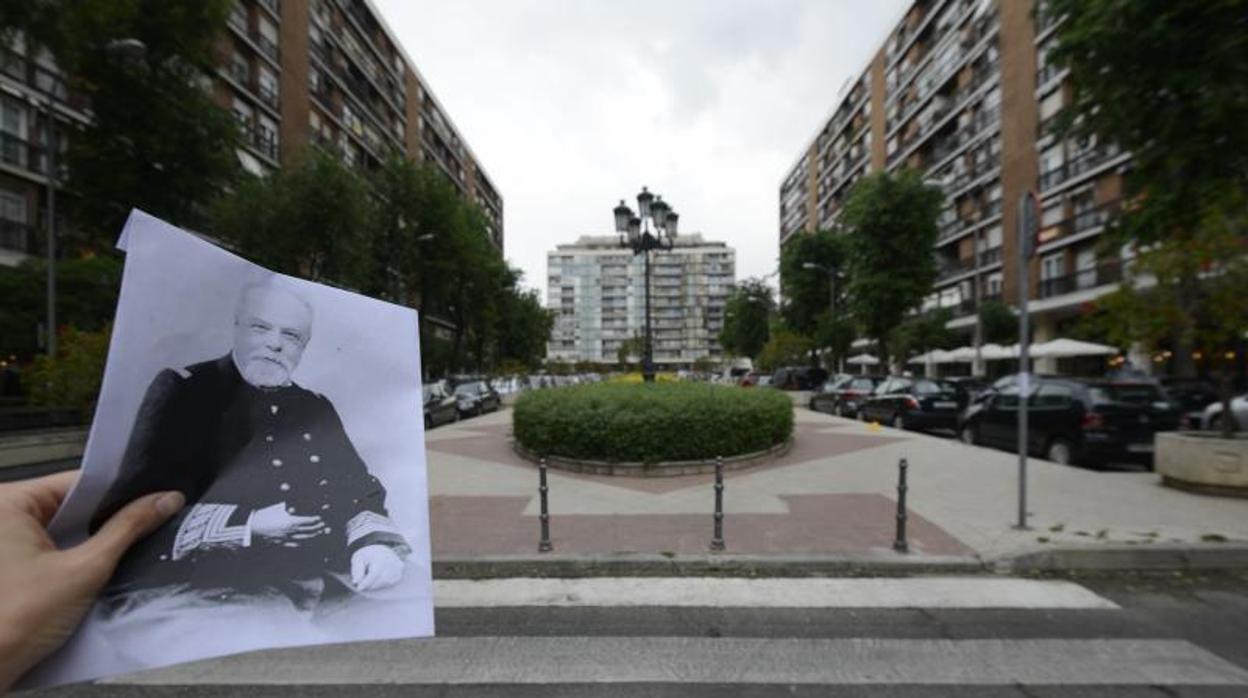 Una imagen del Almirante Cervera con la plaza que debe de llevar su nombre, al fondo