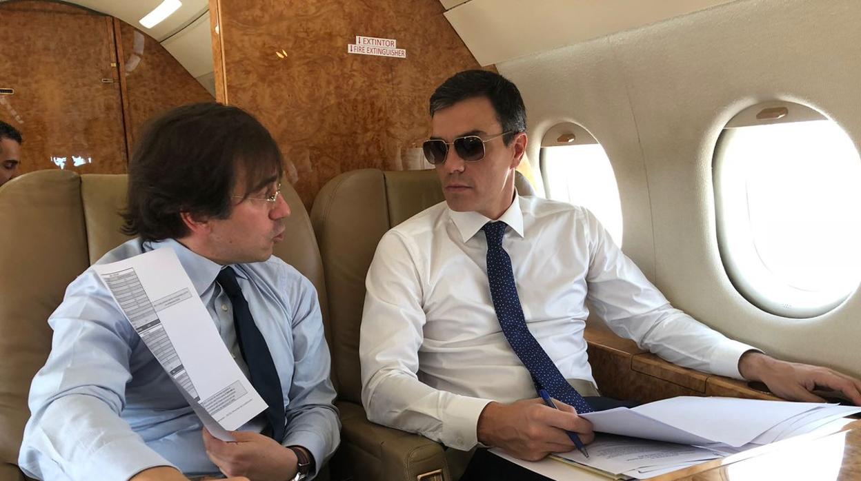 Sánchez posa en uno de sus vuelos oficiales con gafas de sol en el interior de un avión