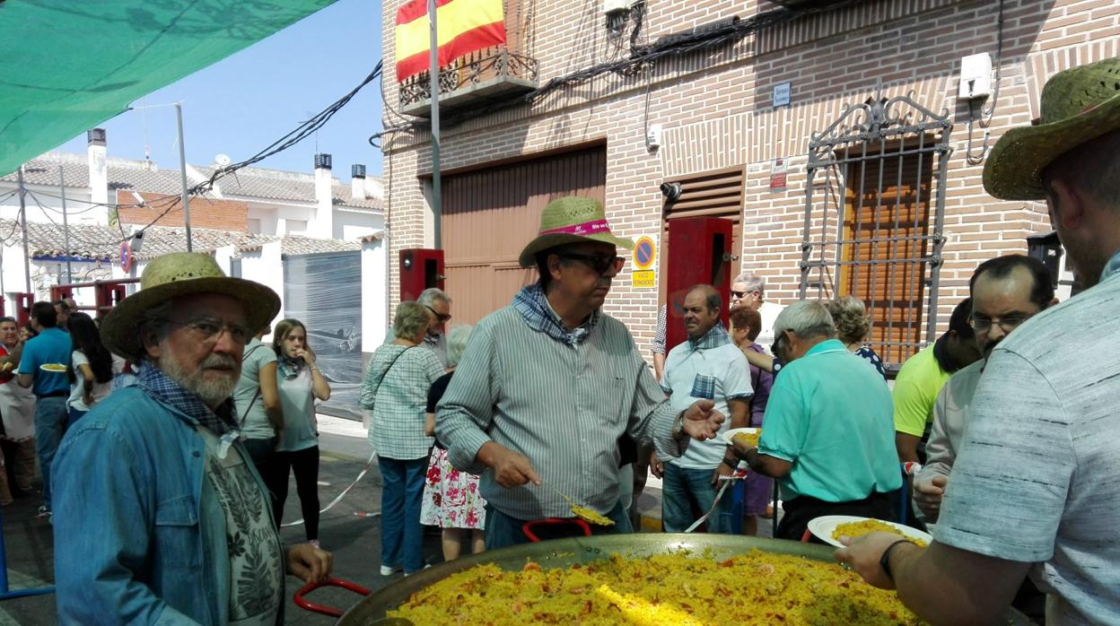 Así disfrutaron los bargueños de la paella organizada por el Ayuntamiento el año pasado