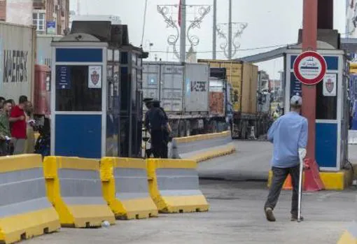Los camiones varados en la aduana tras el cierre unilateral que decidió Marruecos