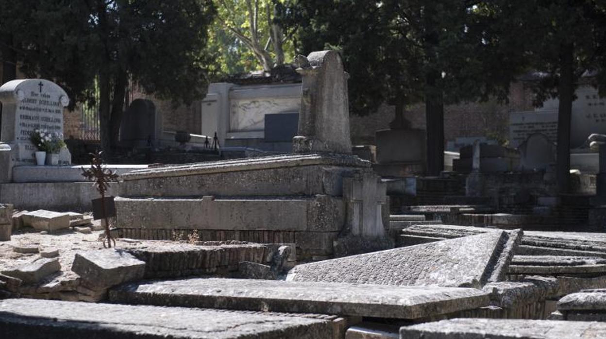 Estado de las lápidas del cementerio de La Almudena en imágenes tomadas este fin de semana