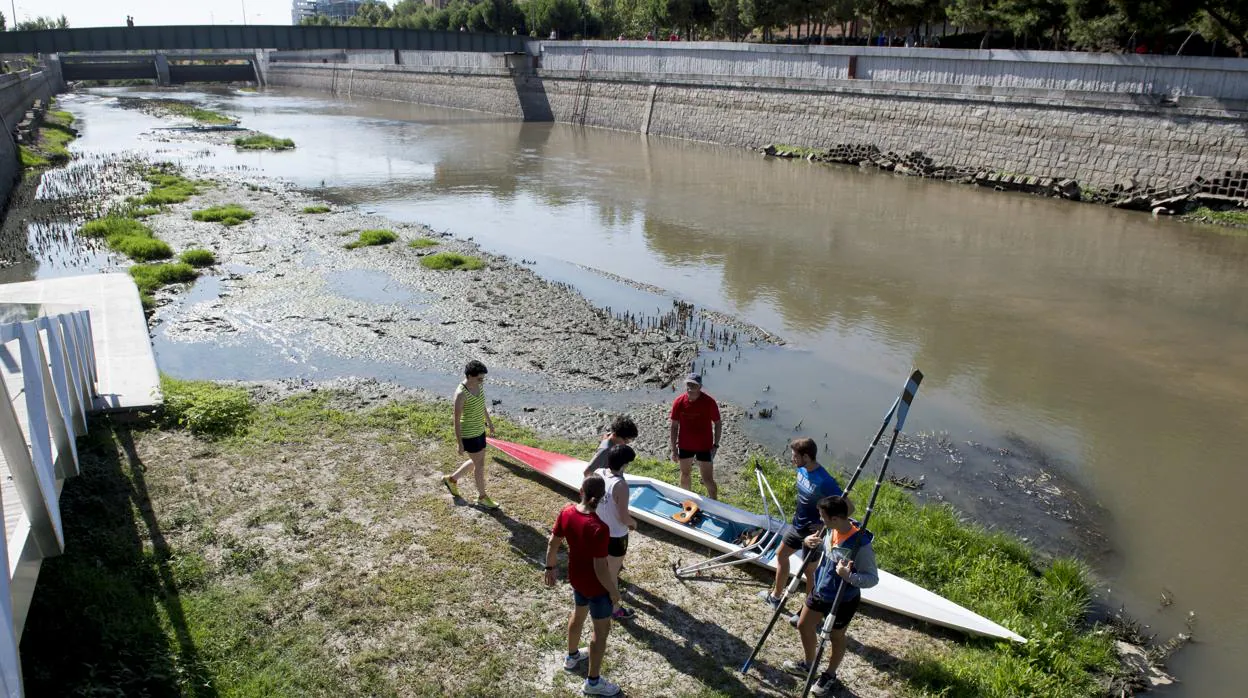 Los remeros no pueden entrenar en el río Manzanares, al estar cortado el cauce