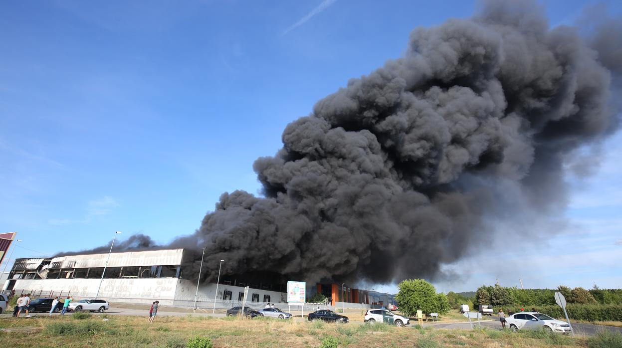 Columna de humo generada por el incendio de la nave