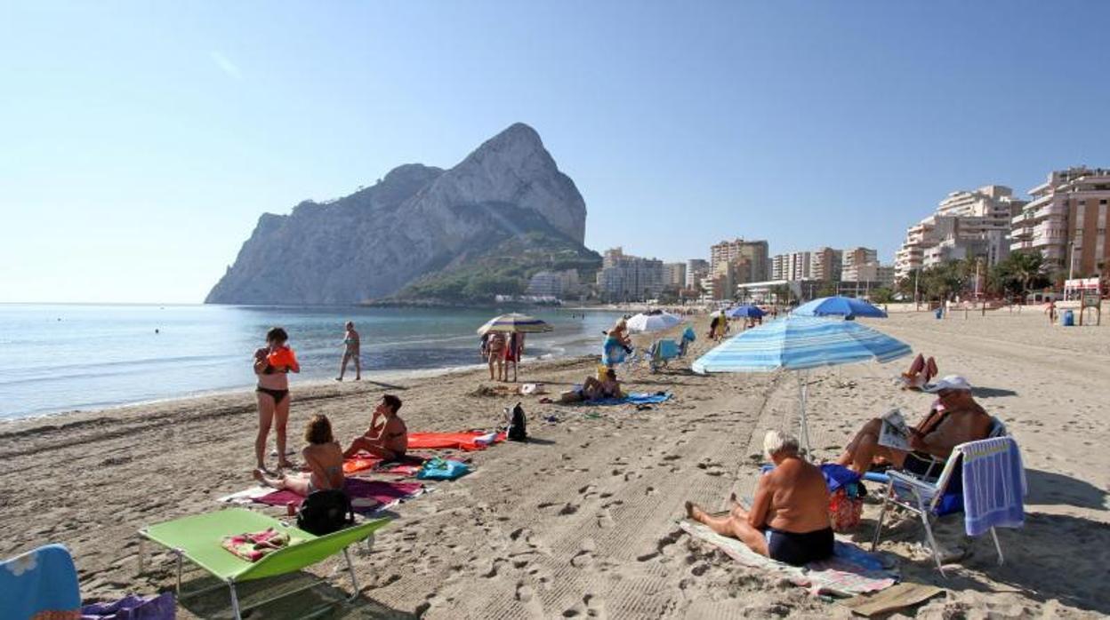 Bañistas en la playa en Calpe