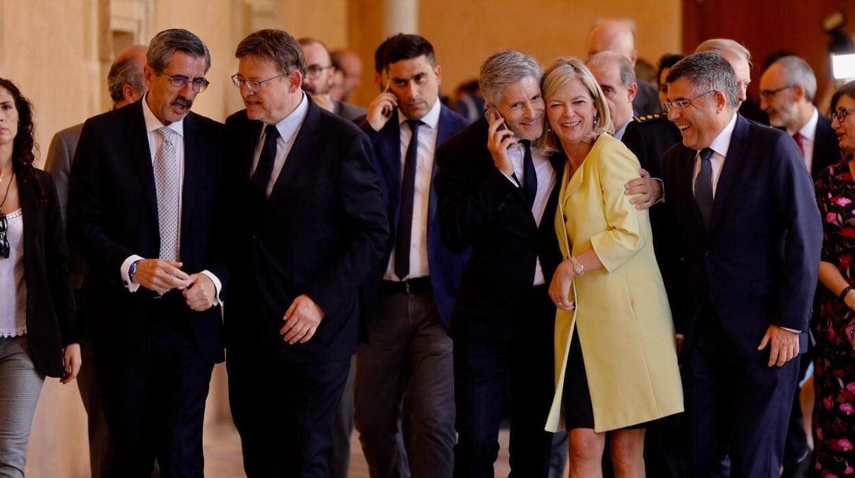 Puig, con el ministro de Interior, Grande-Marlaska y Bravo, su consejera de Justicia, entre otros