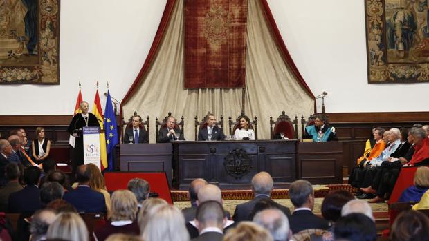 El rector de la Universidad de Salamanca pide huir de «comerciantes de títulos sin escrúpulos»