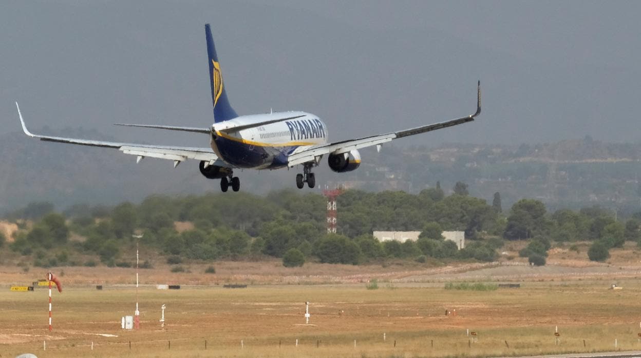 Un avión aterriza en el Aeropuerto de Valencia