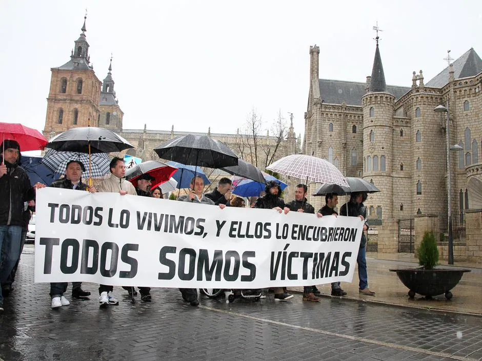 Exalumnos del seminario de La Bañeza protestan por los abusos cometidos por el párroco, en una imagen de archivo de 2017