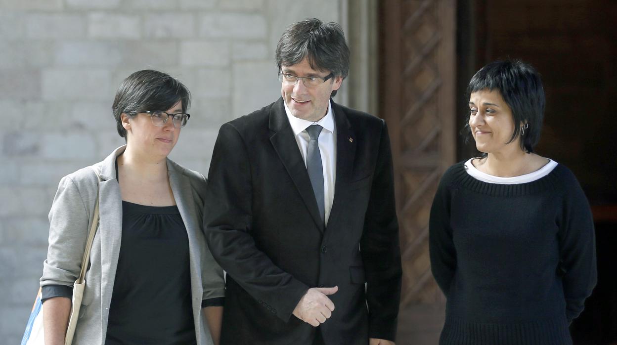 Mireia Boya y Anna Gabriel, junto a Carles Puigdemont en una imagen de archivo