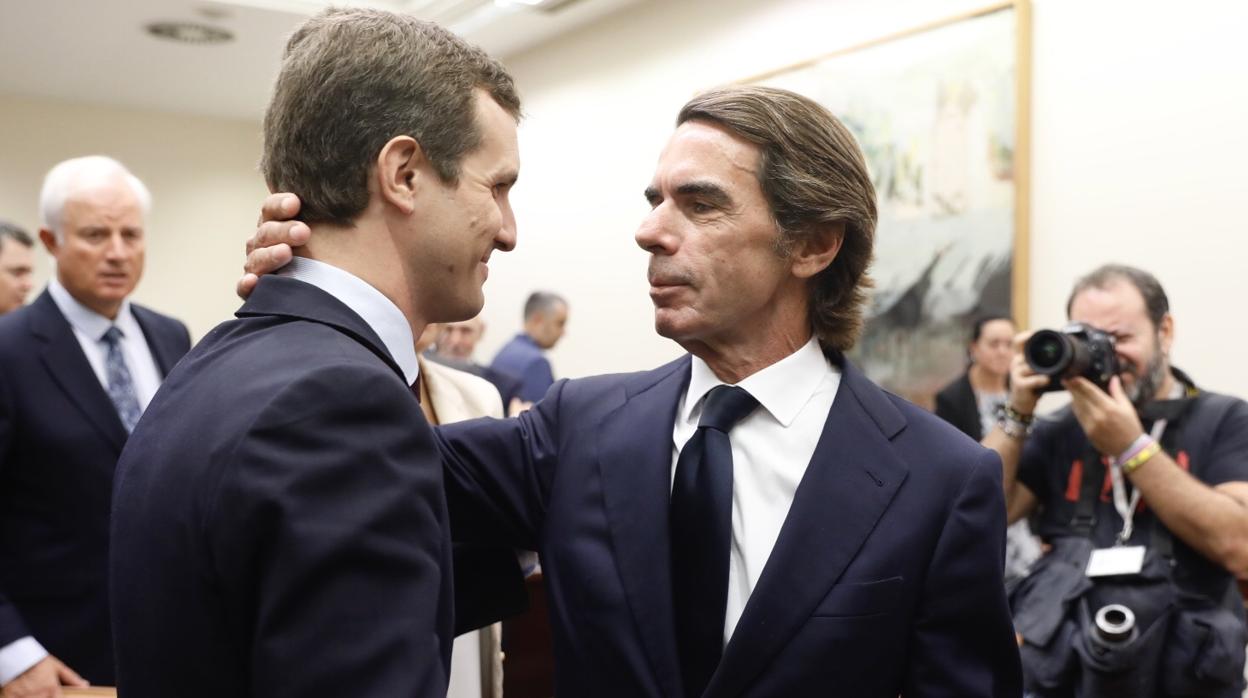 José María Aznar junto a Pablo Casado ayer en el Congreso