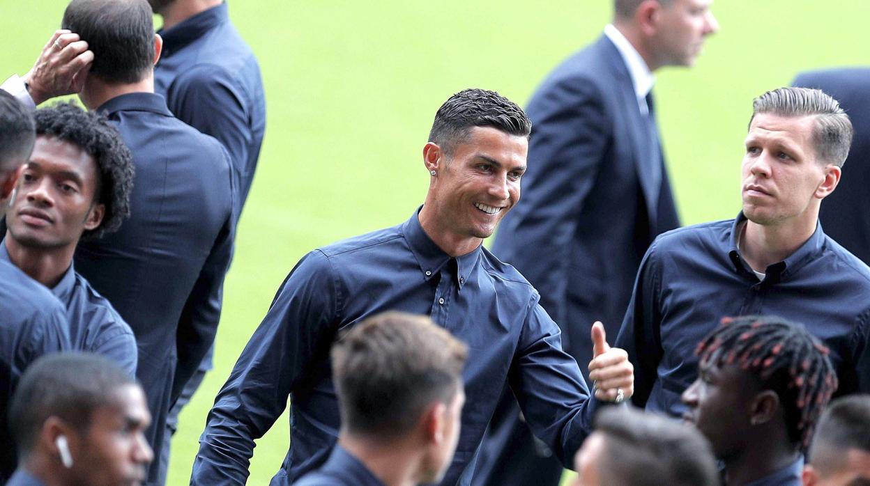 Cristiano Ronaldo, junto a sus compañeros de la Juve, en Mestalla