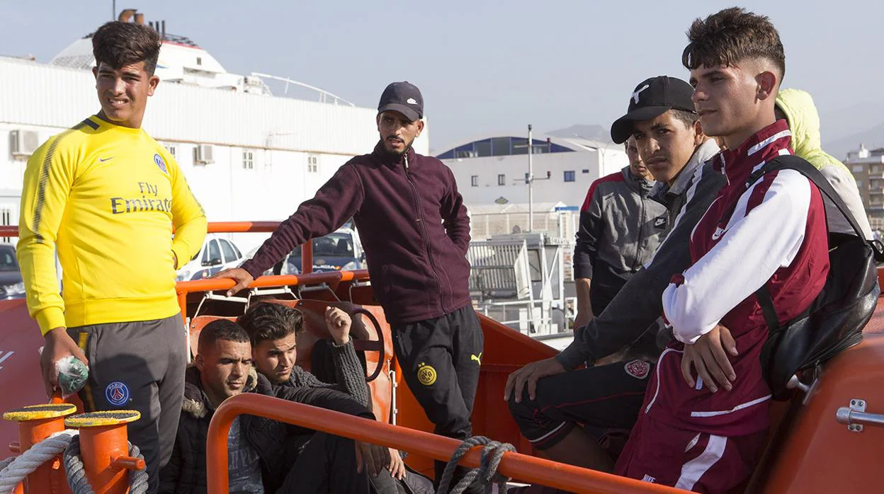 La Salvamar Alnitak ha rescatado a 35 personas de origen magrebí cerca de la costa de Granada