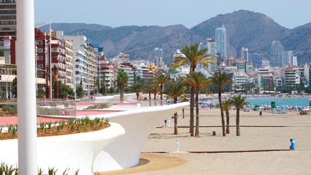 Una mujer de 65 años muere ahogada en una playa de Benidorm