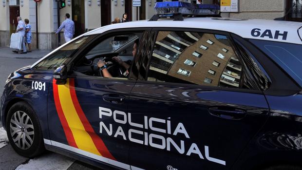 Se interesa por un coche, noquea a su dueño con un taburete y lo roba pese a no tener carnet