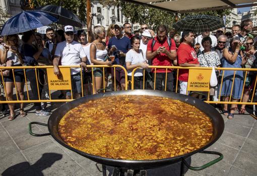 Imagen de una de las paellas que se han cocinado este jueves en Valencia