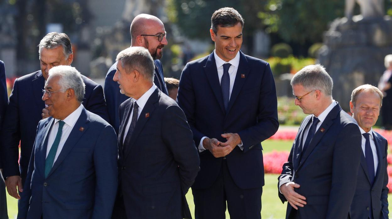 Pedro Sánchez (c), durante la segunda jornada de la cumbre informal europea de Salzburgo