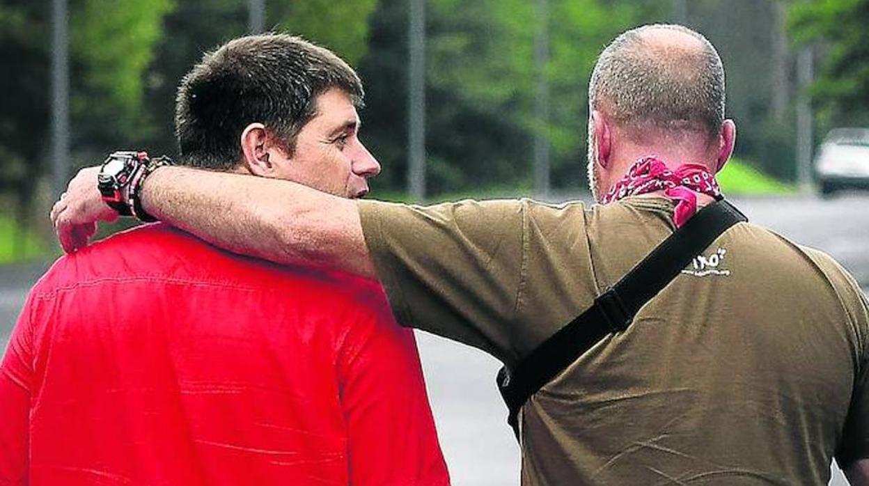 Carmelo y Joseba, dos de los agentes que resultaron heridos en el atentado de Ondarroa, siguen en activo en la Ertzaintza