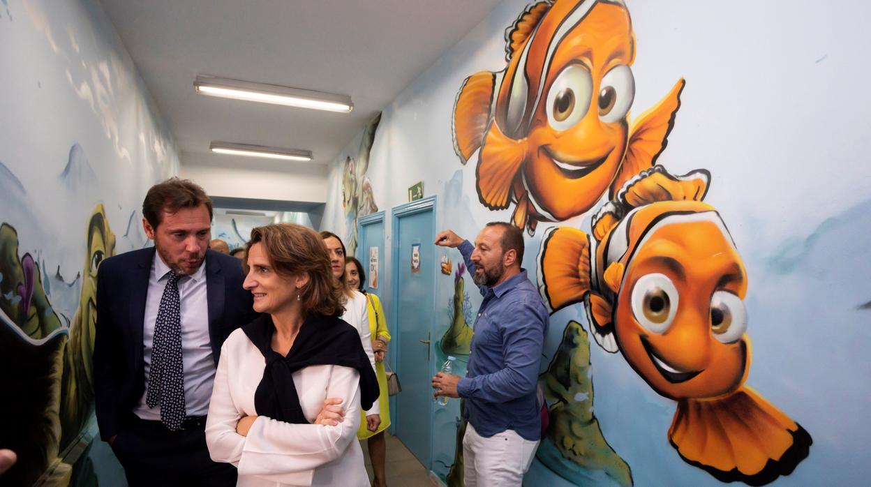 La ministra de Transición Ecológica, Teresa Ribera, durante la visita a un colegio de Valladolid