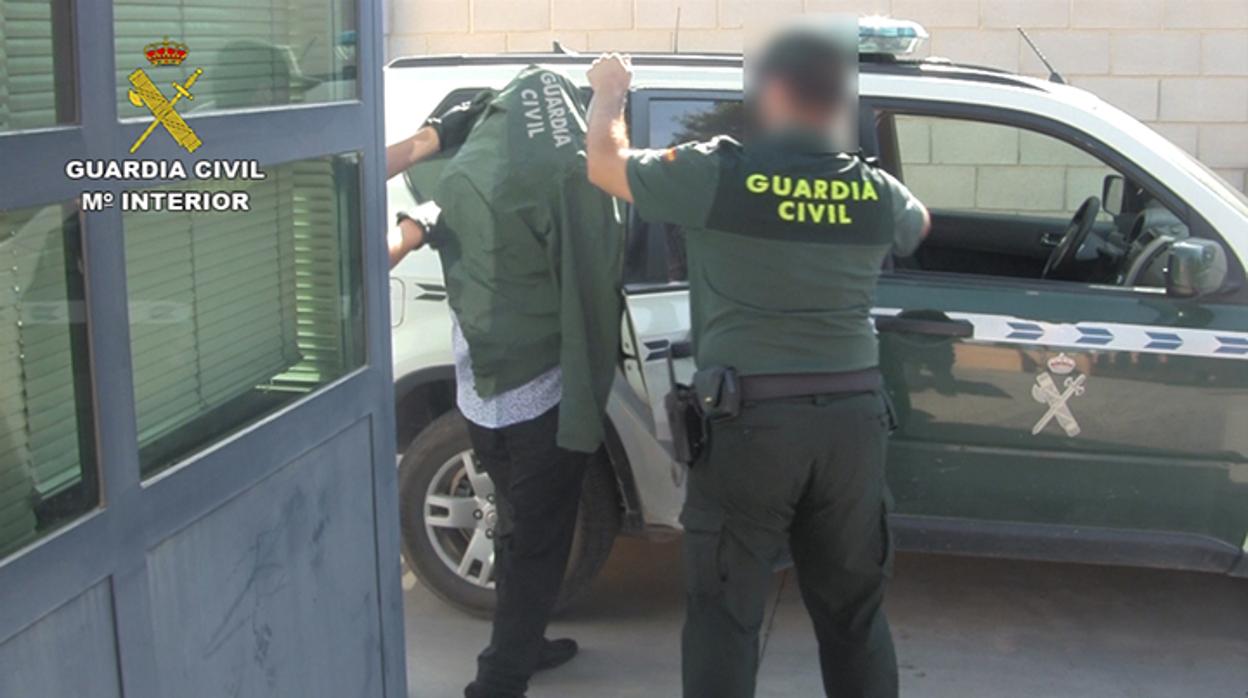 Momento en el que la Guardia Civil traslada a uno de los detenidos