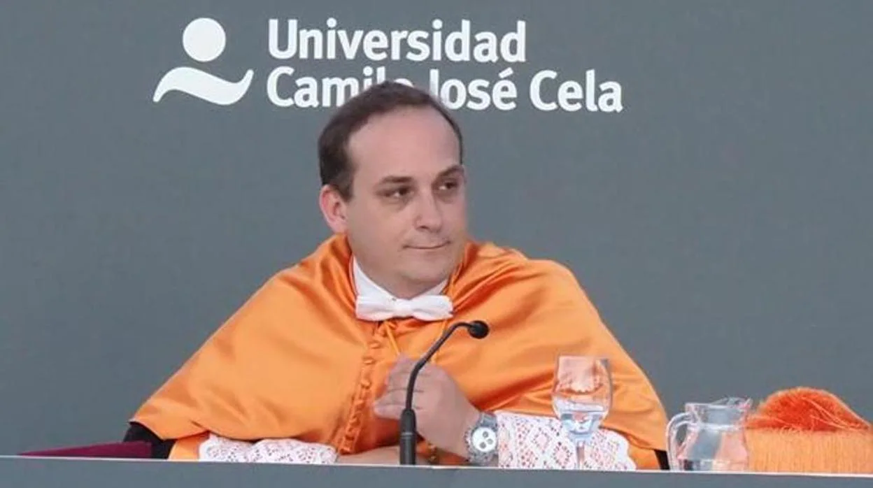 El profesor Juan Padilla, coautor de un artículo de investigación con Sánchez y también evaluador de su tesis