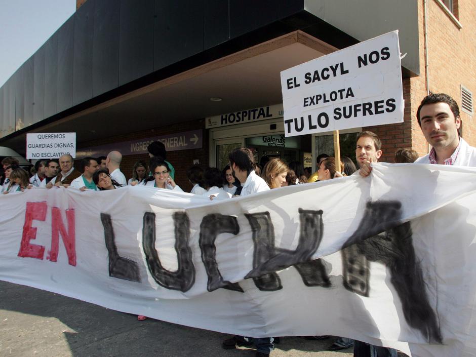 Protesta de médicos interinos, a las puertas del Hospital Clínico de Valladolid, en una imagen de archivo