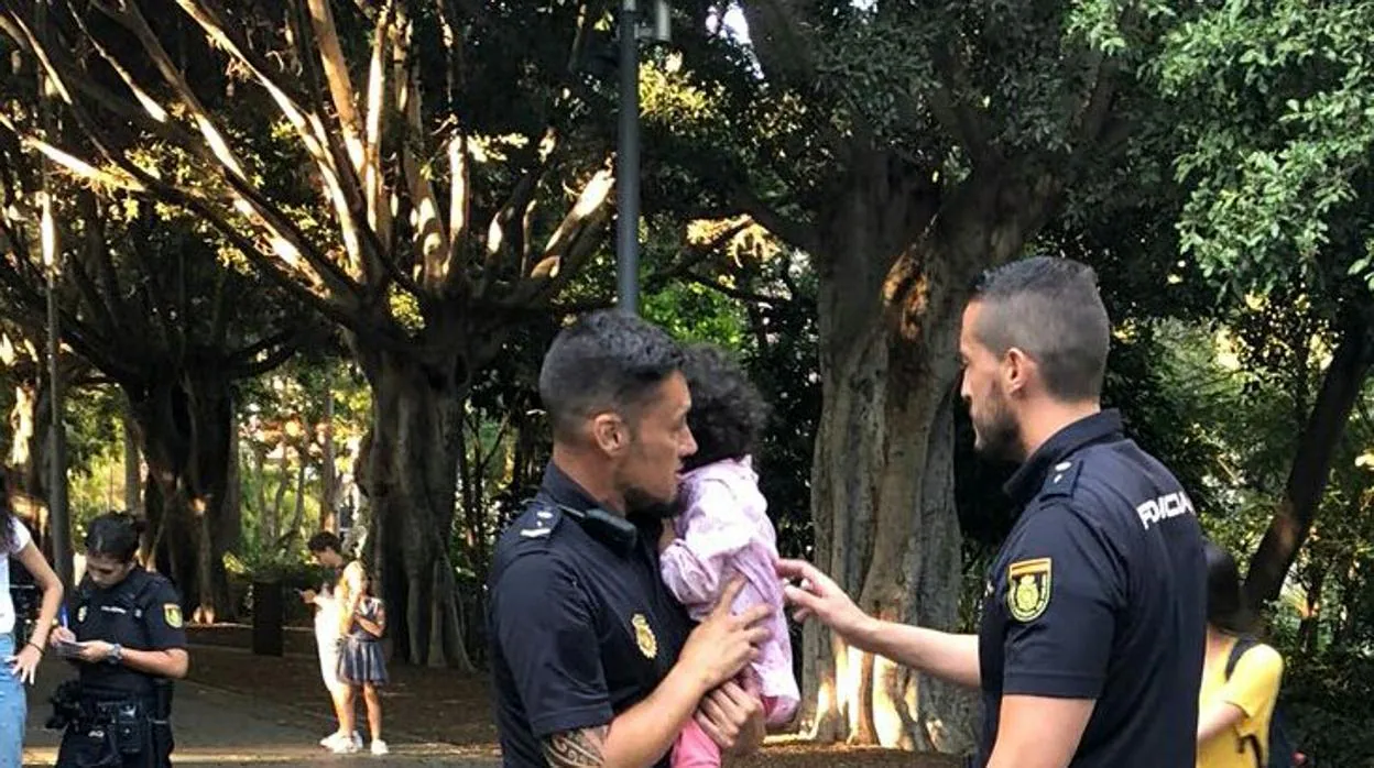 Agentes de Policía encuentran a un menor perdido en un parque de Canarias en verano de 2018