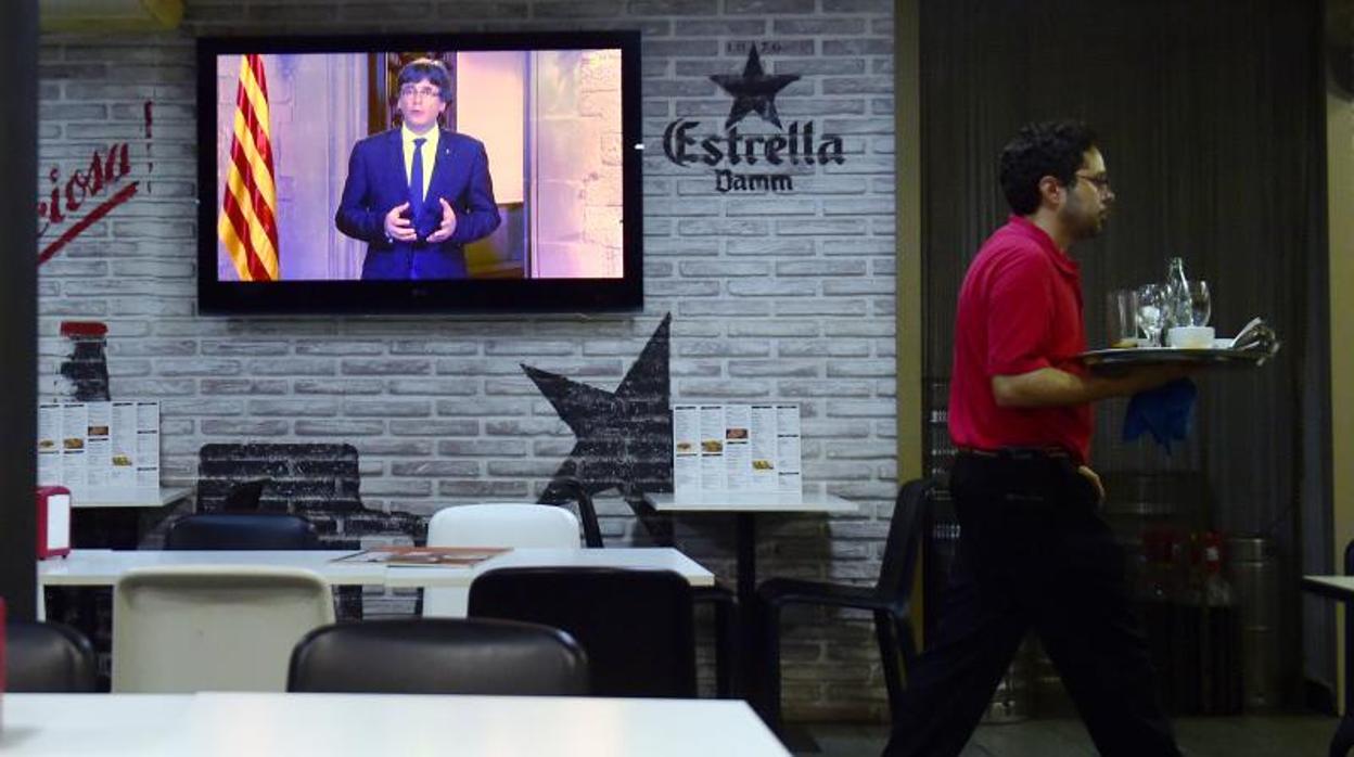 Los hosteleros creen necesario reflexionar sobre si ha llegado el momento de decir «basta ya» y «qué hacer» con la televisión en los bares