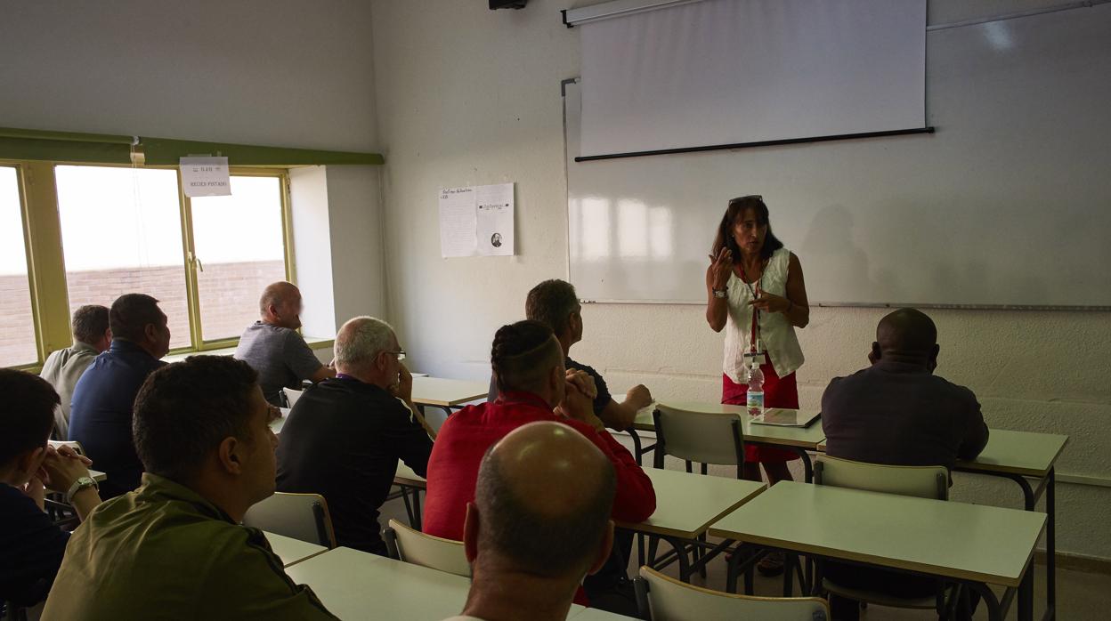 La directora del centro, con los alumnos en la cárcel de Soto del Real